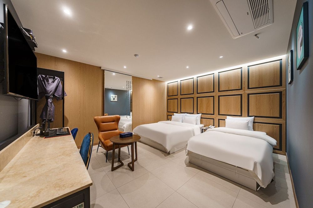 Hotel Millennium Deluxe Twin Room 4