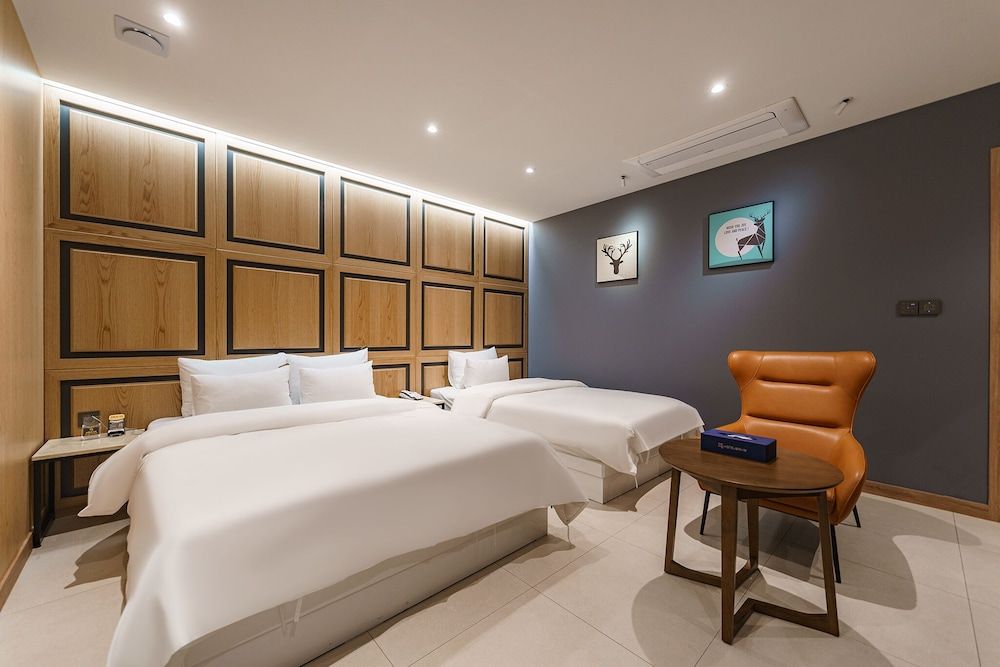 Hotel Millennium Deluxe Twin Room 5