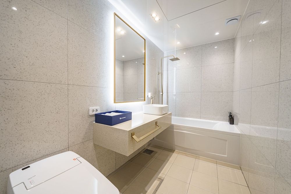 Hotel Millennium Deluxe Twin Room 8