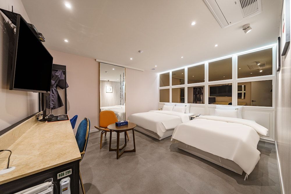 Hotel Millennium Deluxe Twin Room 3