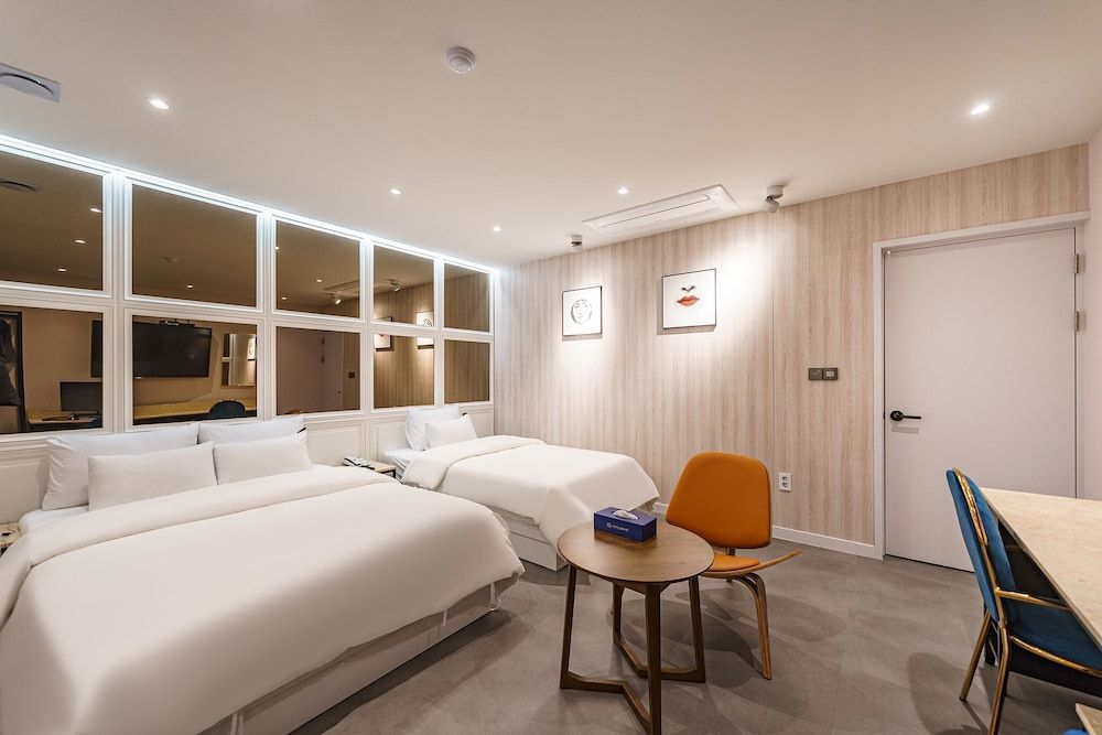 Hotel Millennium Deluxe Twin Room 2