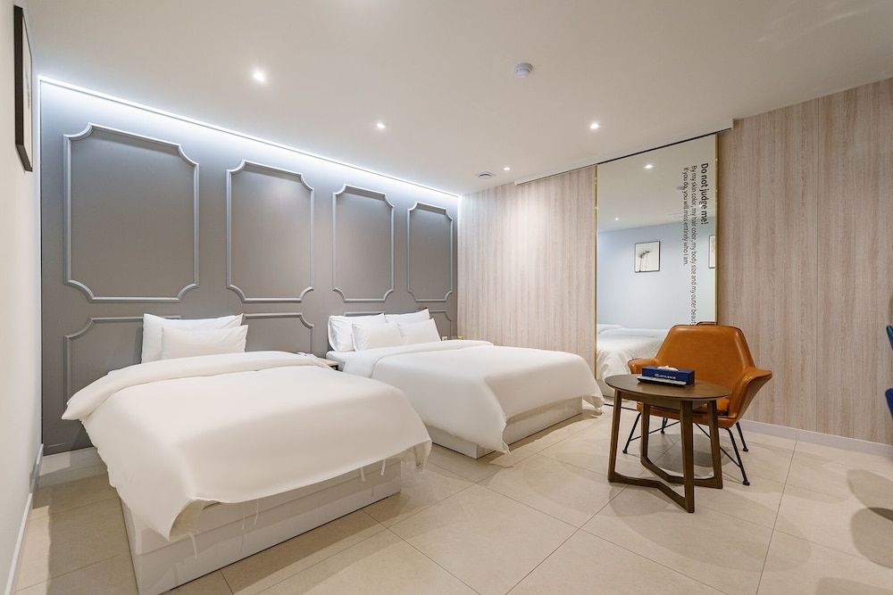 Hotel Millennium Deluxe Twin Room 6