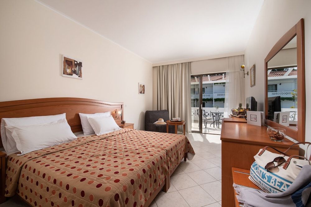 Family Room, 1 Bedroom, Pool View (Superior)