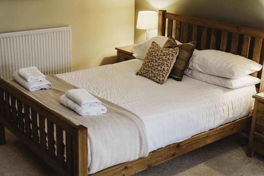 The White Lion Inn Standard Suite, Ensuite 2