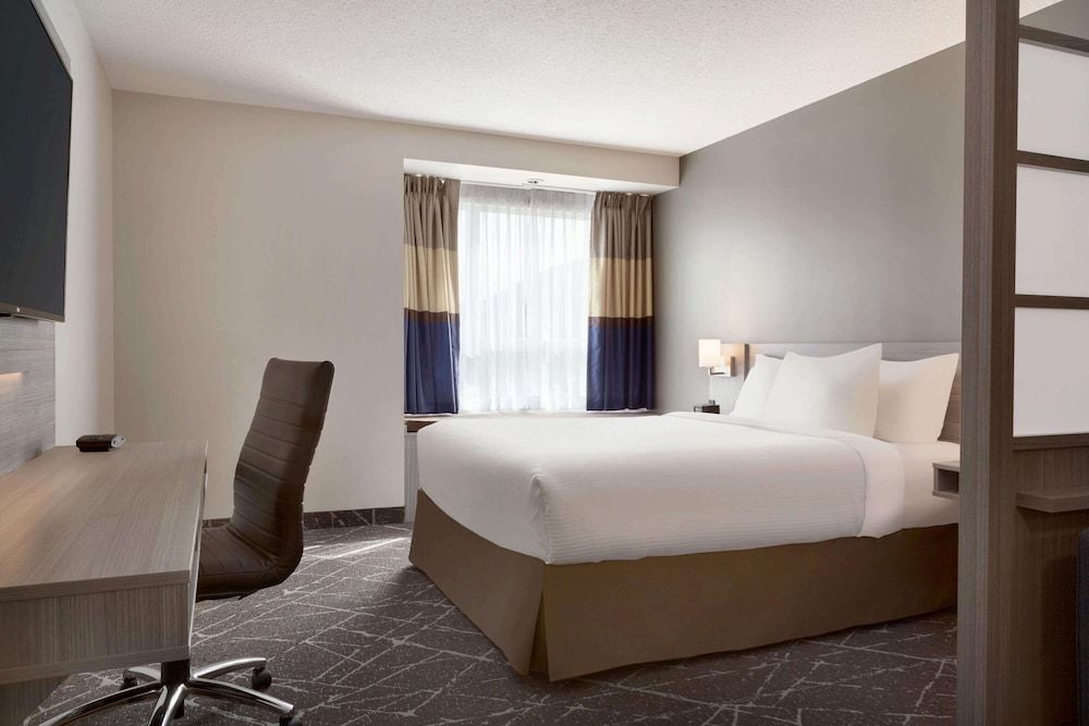 Business Suite, 1 Queen Bed with Sofa bed, Fridge, Microwave, Non Smoking