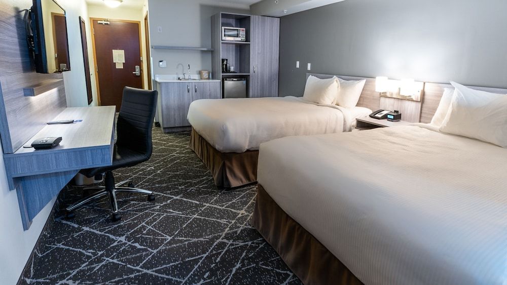 Business Suite, 2 Queen Beds, Fridge, Microwave, Non Smoking