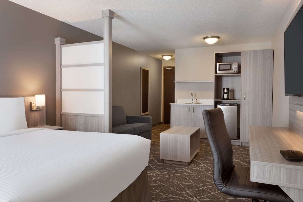 Business Suite, 1 Queen Bed with Sofa bed, Fridge, Microwave, Non Smoking