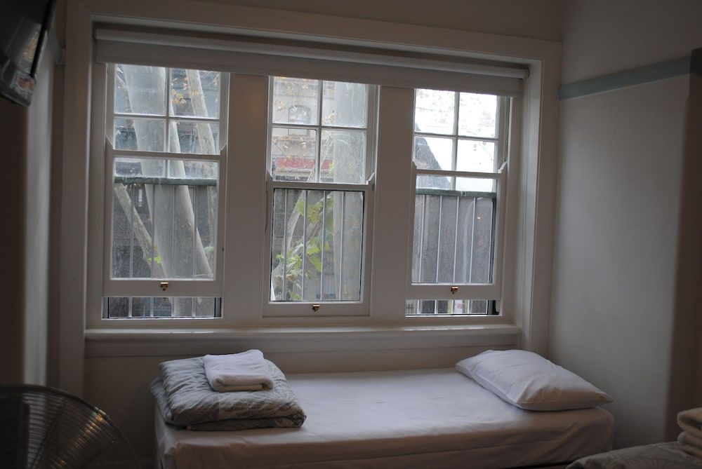 Highfield Hotel Family Room, Shared Bathroom 5