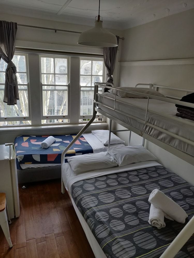 Highfield Hotel Family Room, Shared Bathroom 2