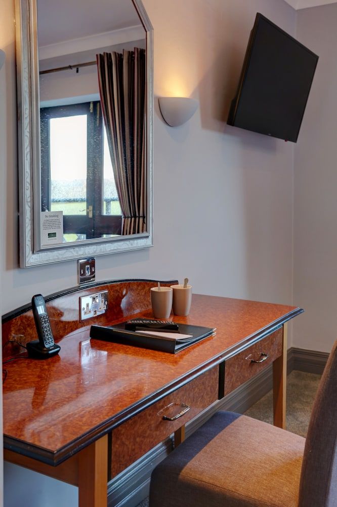The Hillcrest Hotel Comfort Double Room, 1 King Bed 3