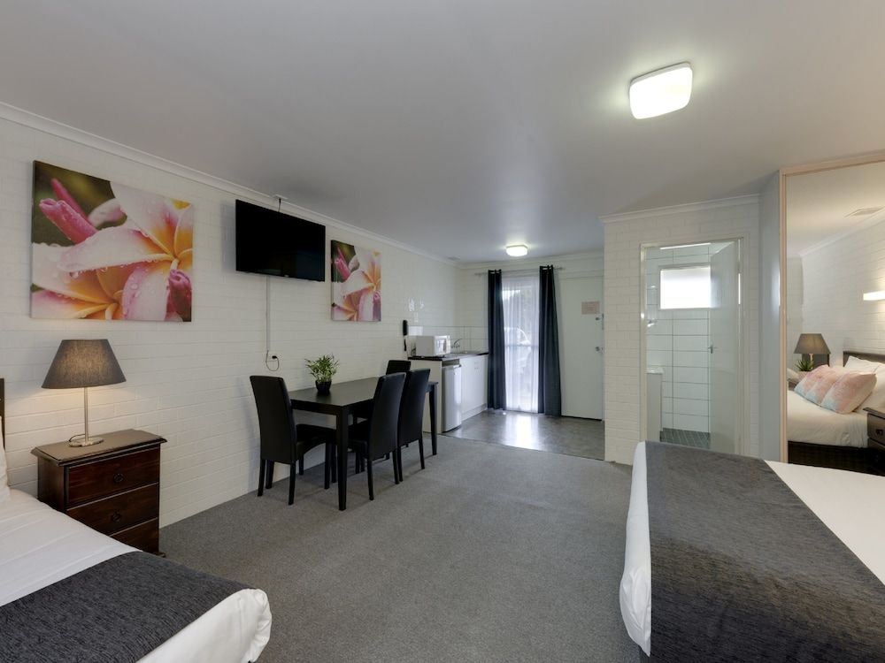 Frankston Motel Large Family Suite (Queen and 2 Singles) 9