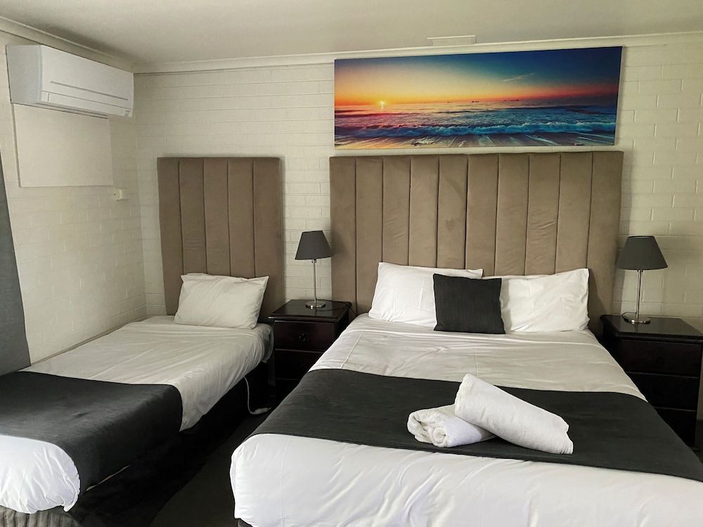 Frankston Motel Large Family Suite (Queen and 2 Singles) 8