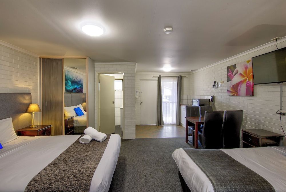 Frankston Motel Large Family Suite (Queen and 2 Singles) 3