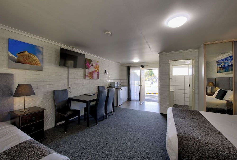 Frankston Motel Large Family Suite (Queen and 2 Singles) 16