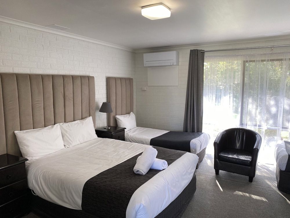 Frankston Motel Large Family Suite (Queen and 2 Singles) 7