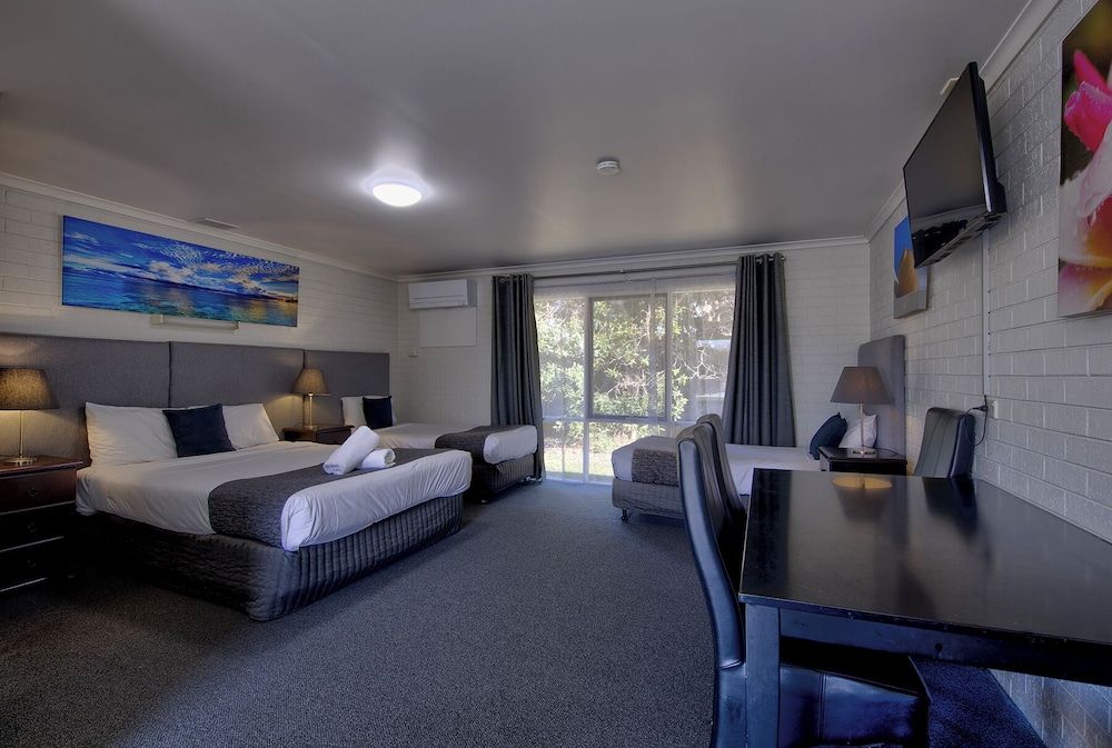 Frankston Motel Large Family Suite (Queen and 2 Singles)