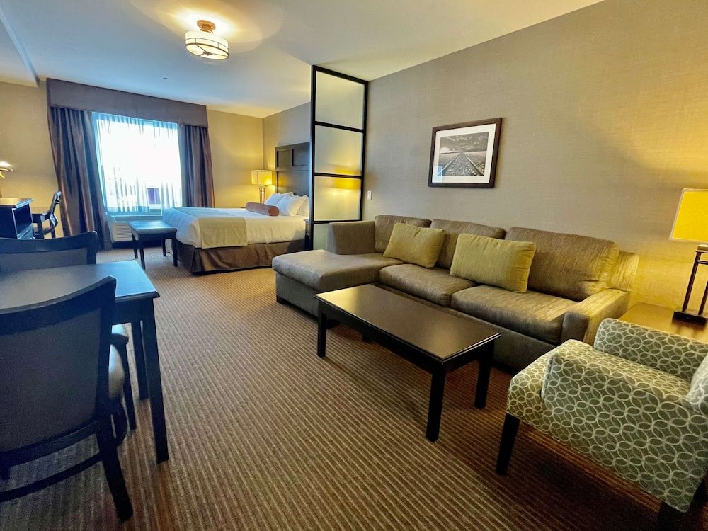 Suite, 1 King Bed, Non Smoking, Kitchenette