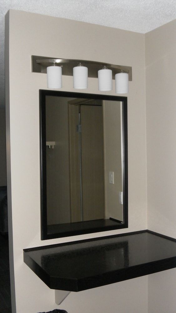 Stampeder Inn Double Room, 2 Queen Beds 5