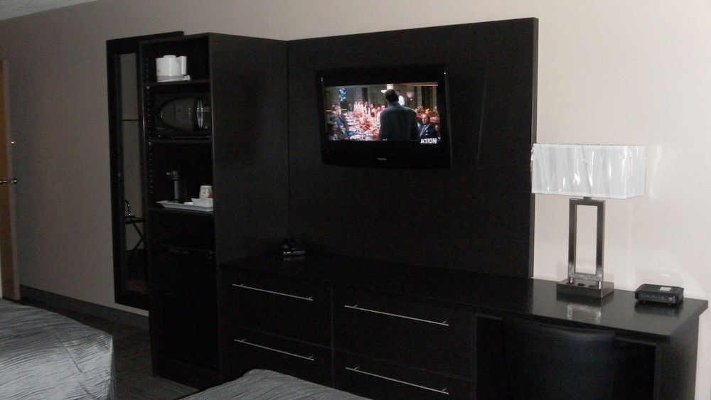 Stampeder Inn Double Room, 2 Queen Beds 8