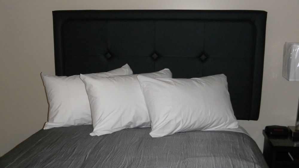 Stampeder Inn Double Room, 2 Queen Beds 3