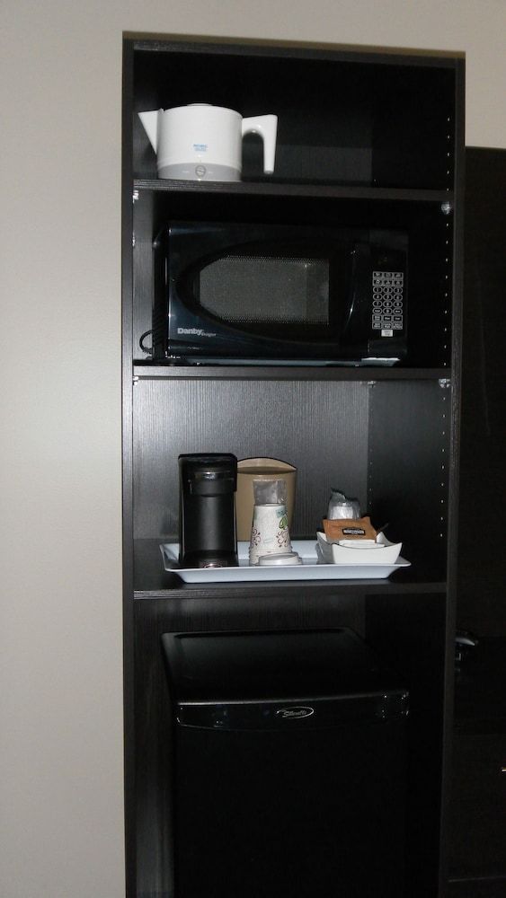 Stampeder Inn Double Room, 2 Queen Beds 9