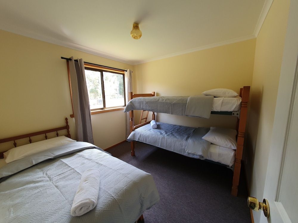 Lake Yalleena Nature Retreat Classic Cabin, 2 Bedrooms, Lake View 2