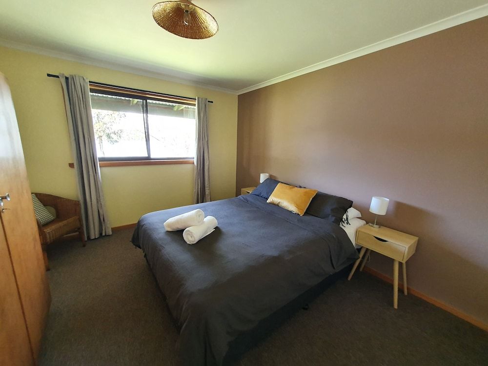 Lake Yalleena Nature Retreat Panoramic Cabin, 2 Bedrooms, Lake View