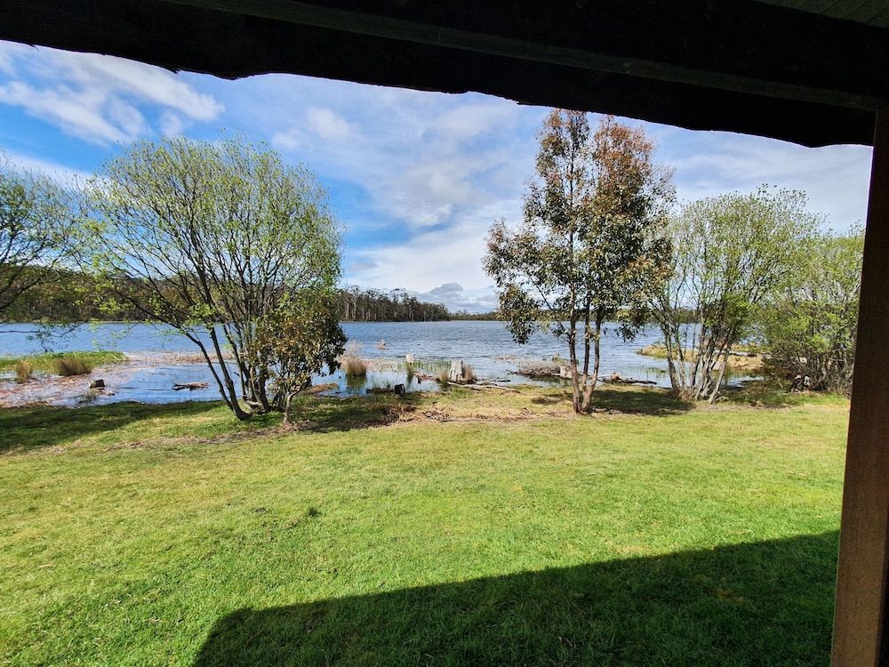 Lake Yalleena Nature Retreat Classic Cabin, 2 Bedrooms, Lake View 6