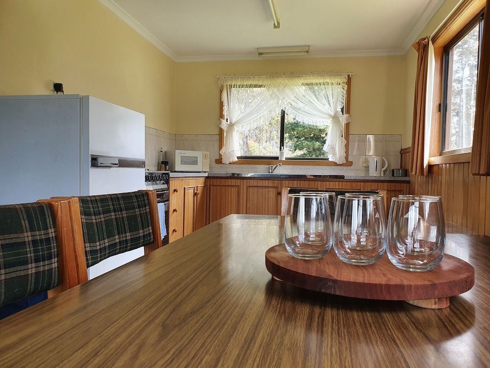 Lake Yalleena Nature Retreat Family Cabin, 2 Bedrooms, Lake View 6