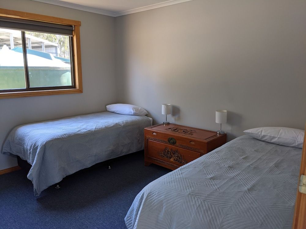 Lake Yalleena Nature Retreat Panoramic Cabin, 2 Bedrooms, Lake View 2