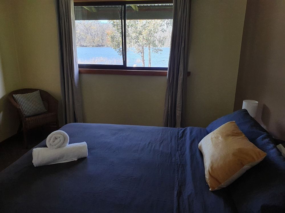 Lake Yalleena Nature Retreat Classic Cabin, 2 Bedrooms, Lake View