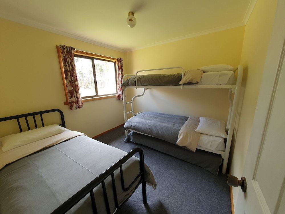 Lake Yalleena Nature Retreat Family Cabin, 2 Bedrooms, Lake View 4