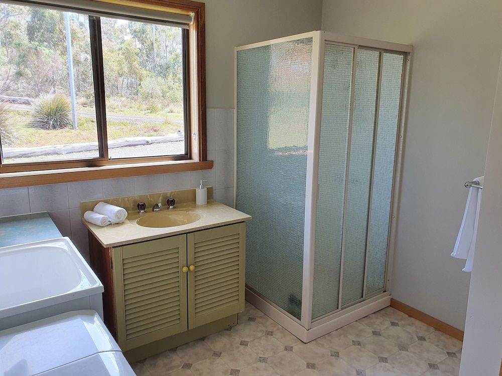 Lake Yalleena Nature Retreat Classic Cabin, 2 Bedrooms, Lake View 7