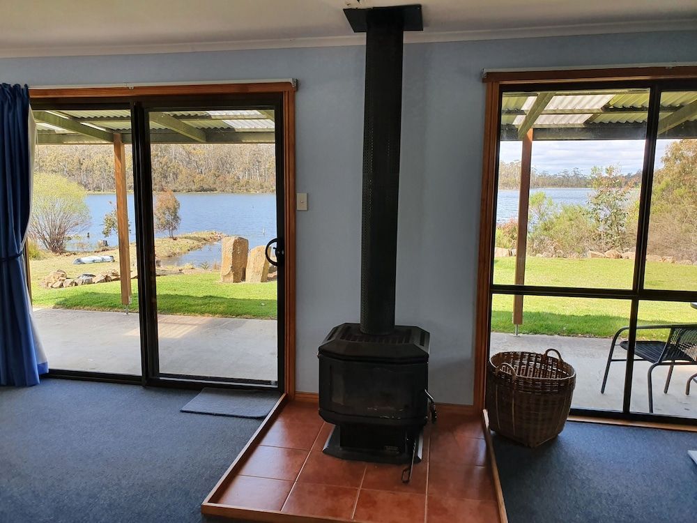 Lake Yalleena Nature Retreat Panoramic Cabin, 2 Bedrooms, Lake View 4