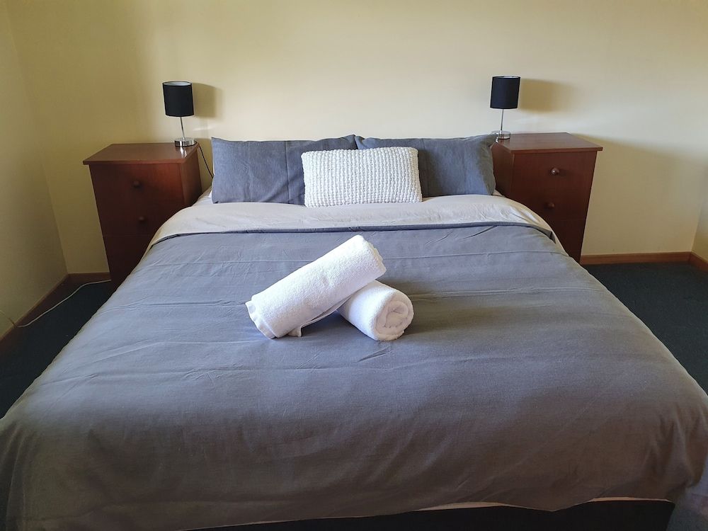 Lake Yalleena Nature Retreat Family Cabin, 2 Bedrooms, Lake View 2