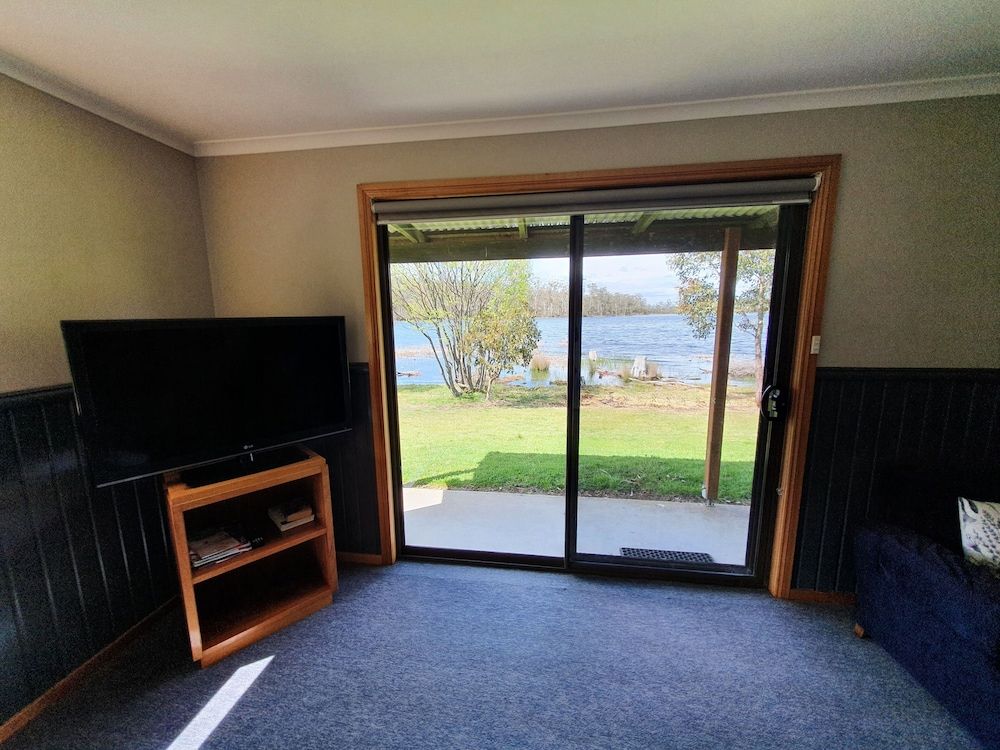 Lake Yalleena Nature Retreat Classic Cabin, 2 Bedrooms, Lake View 5