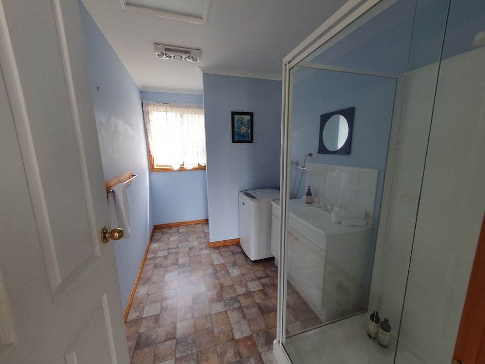 Lake Yalleena Nature Retreat Panoramic Cabin, 2 Bedrooms, Lake View 5