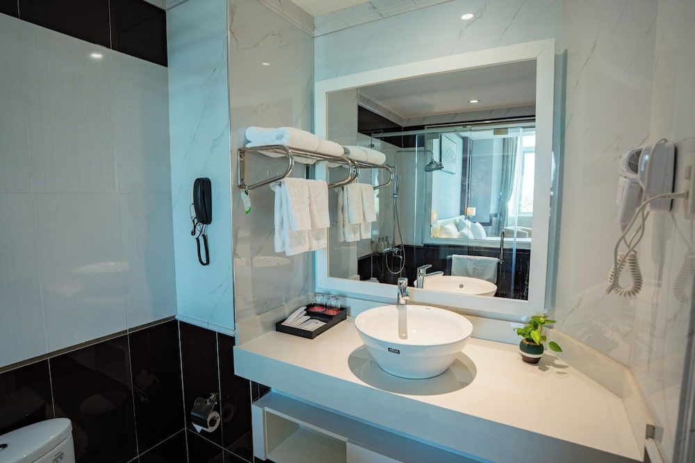 Van Phat Riverside Hotel Superior Twin Room, 2 Twin Beds, City View 9