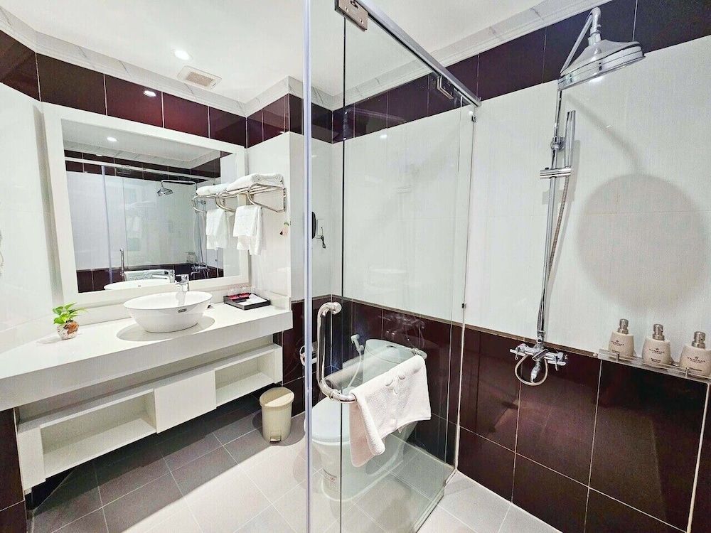 Van Phat Riverside Hotel Superior Twin Room, 2 Twin Beds, City View 6