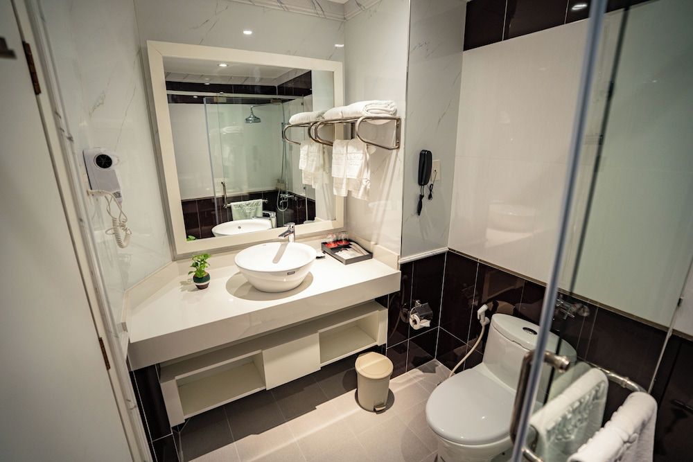 Van Phat Riverside Hotel Superior Twin Room, 2 Twin Beds, City View 7