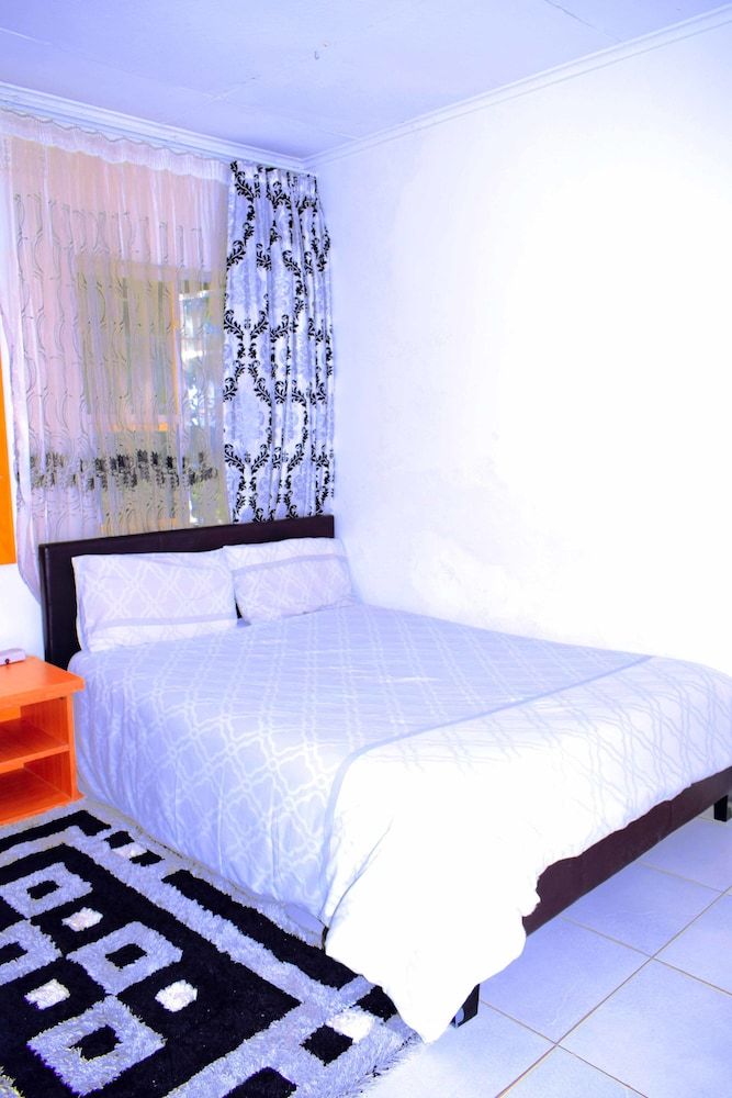 Spendwise Lodge and Apartments Economy Studio Suite, 1 Double Bed, Ensuite 3