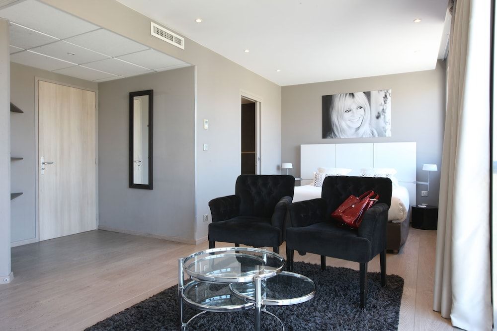 Hôtel de France Junior Room 3