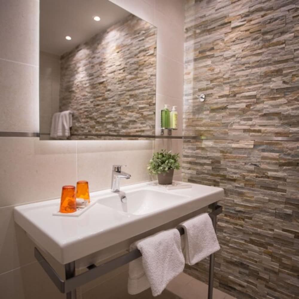 Hôtel de France Superior Double Room 7