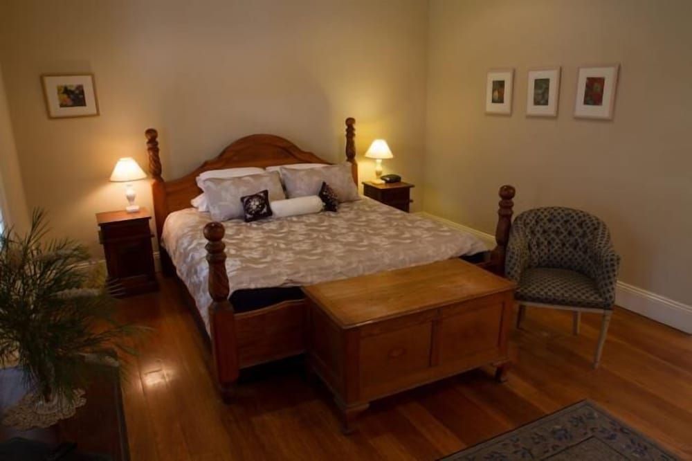 Tizzana Winery Bed & Breakfast