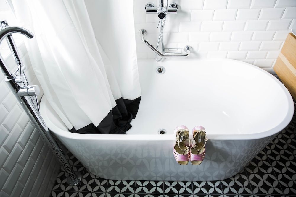 Deep Soaking Bathtub