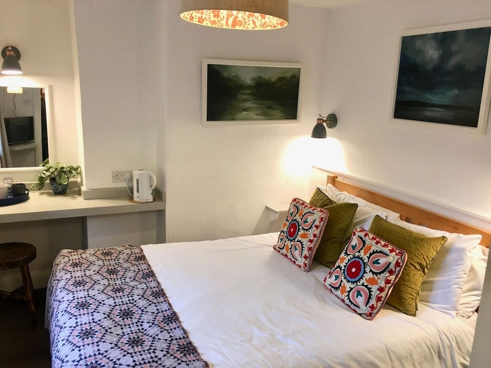 The Mousetrap Inn Economy Double Room, Ensuite 3