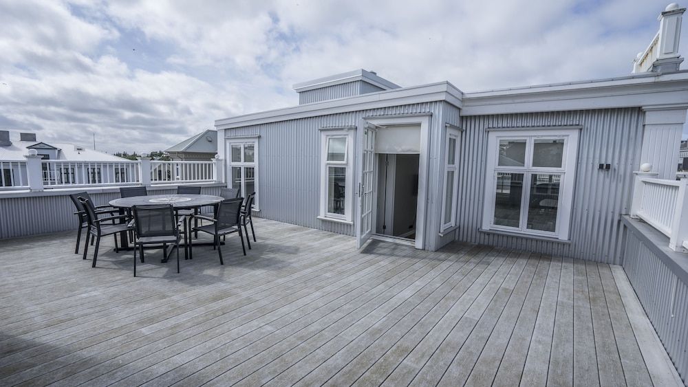 Kvosin Downtown Hotel Top Floor Apartment with Kitchenette 4