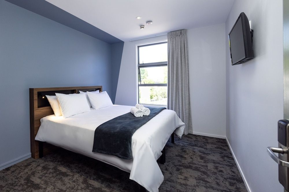 Haka House Rotorua King Room Ensuite