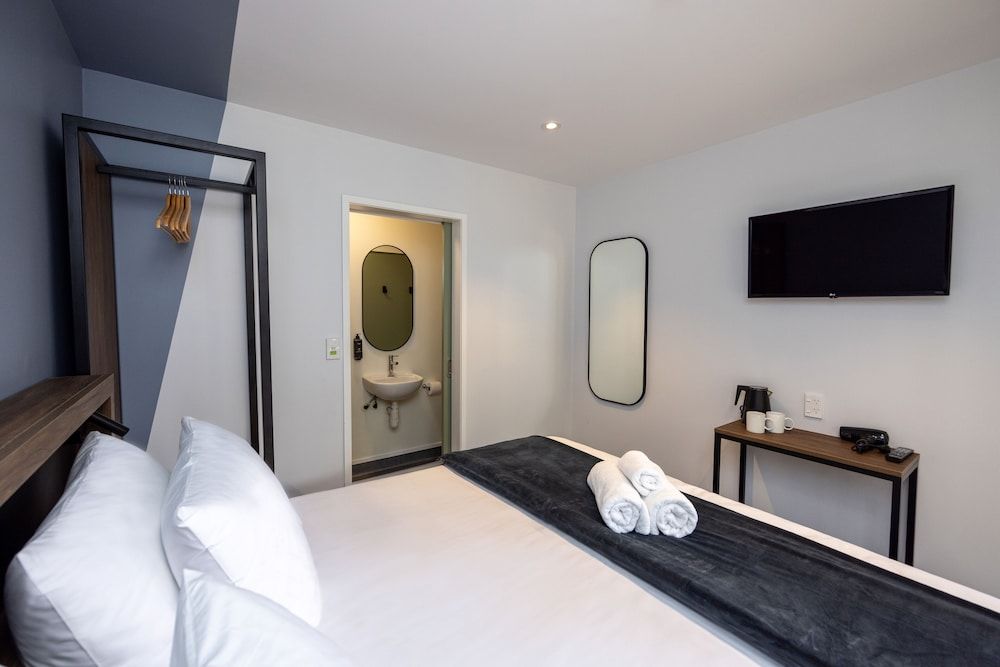 Haka House Rotorua King Room Ensuite 2