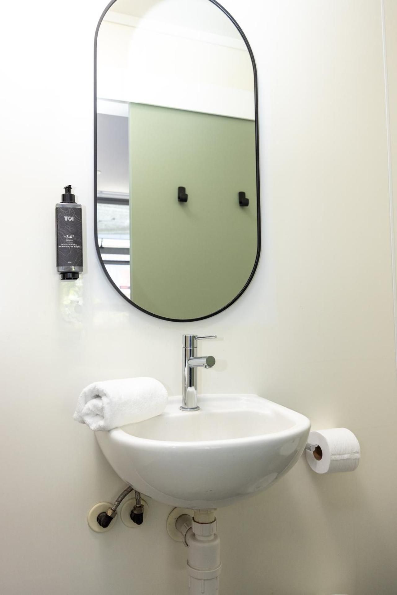 Haka House Rotorua Twin Room Ensuite 3